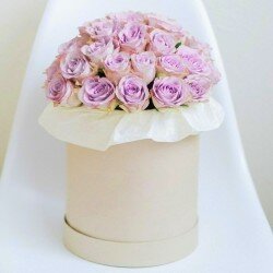 Шляпная коробка из фиолетовых роз.