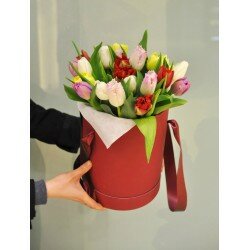 Шляпная коробка из 25 тюльпанов.