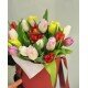 Шляпная коробка из 25 тюльпанов.