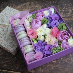Коробочка с цветами и макарунами"Наслаждение"
