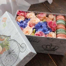Коробочка с цветами и макарунами"Радуга"