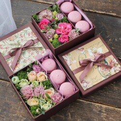 Коробочка с цветами и макарунами"Презент"